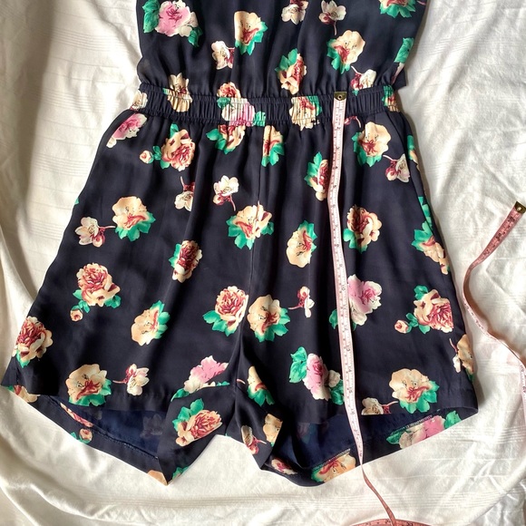 Open Back Romper. Excellent condition - Picture 5 of 8